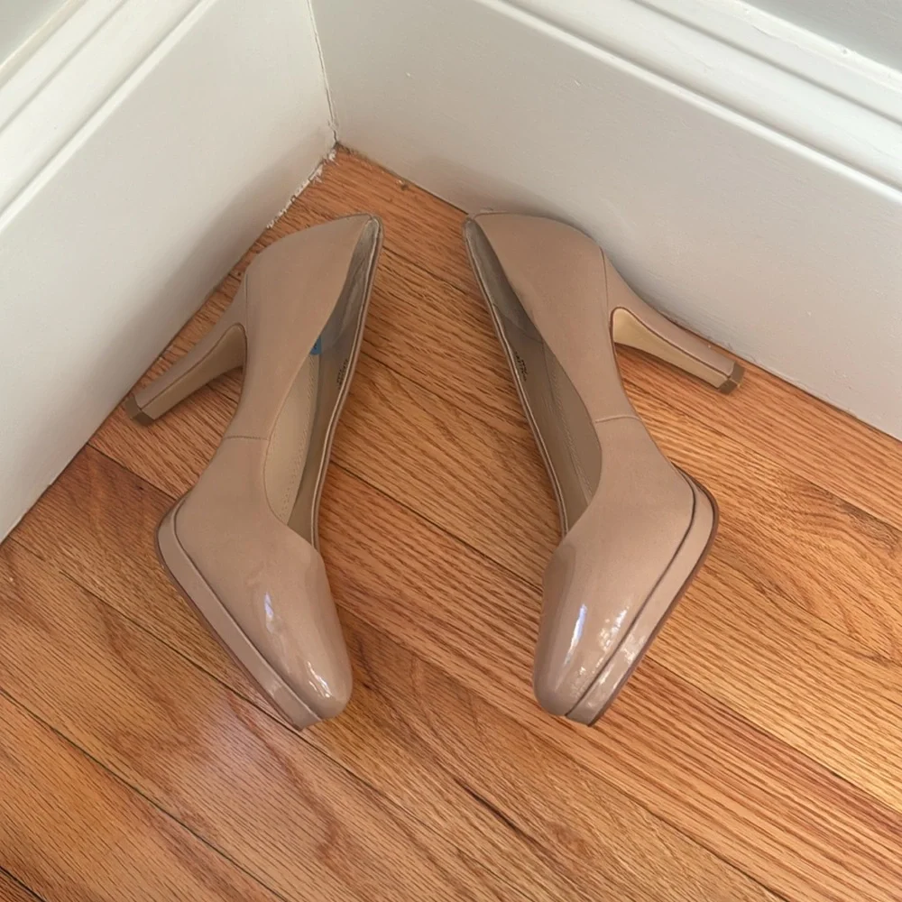 New- Women Tahari Tan Platform Pumps Size 7.5 - Picture 7 of 12
